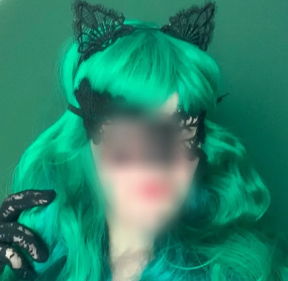 Ela, 24