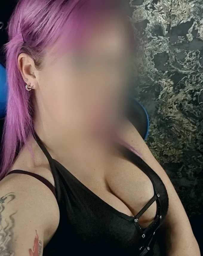 Lilly, 37