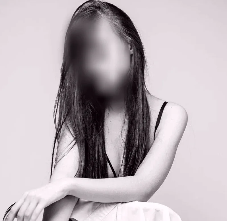 Mia, 19